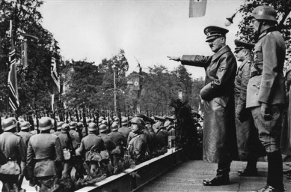 هیتلر در حال ساندیدن از سربازان آلمان نازی/عکس