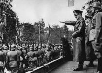 هیتلر در حال ساندیدن از سربازان آلمان نازی/عکس