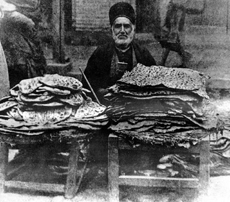 پیر مرد نان سنگک فروش/عکس