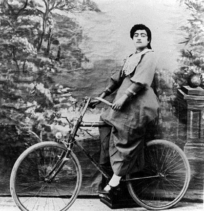 عکس/ زن دوچرخه سوار در دوره قاجار