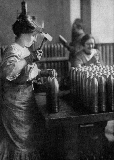 عکس/زنان فرانسوی در کارخانه مهمات سازی