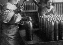 عکس/زنان فرانسوی در کارخانه مهمات سازی