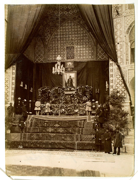 تابوت ناصرالدین شاه در مراسم تشییع