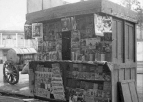 عکس/دکه روزنامه فروشی ۶۰ سال پیش