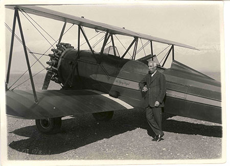 عکس/نخست وزیر قاجار در کنار هواپیما