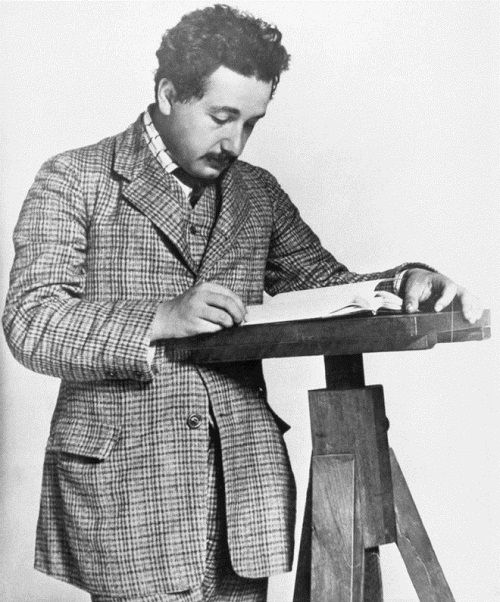 عکس/اینشتین جوان در حال مطالعه