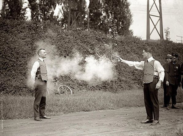 عکس/آزمودن جلیقه‌ی ضدگلوله، ۱۹۲۳