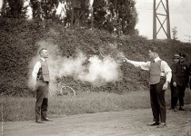 عکس/آزمودن جلیقه‌ی ضدگلوله، ۱۹۲۳