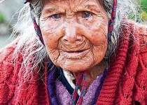 پیرزن قوم کوچووان از بازماندگان اینکاها در منطقه کوهستانی اولان تایتامبو پرو.